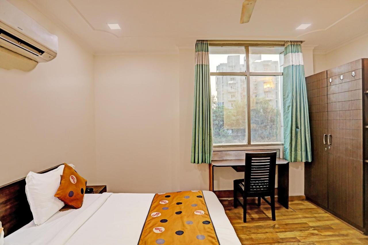 Hotel Grand Tushar - Ghaziabad Railway Station Buitenkant foto